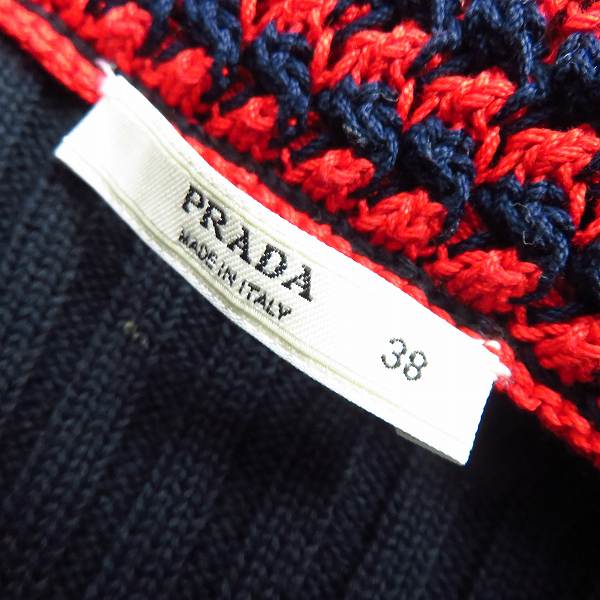 PRADA レッド ロゴ Vネック クロップド　トップス　ニット　赤　ショート PRADA レッド ロゴ Vネック クロップド トップス ニット 赤 ショート