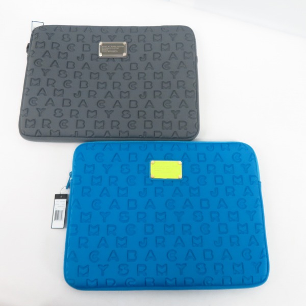 実際に弊社で買取させて頂いた【未使用】MARC BY MARC JACOBS/マークバイマークジェイコブス ロゴ タブレットケース M6PE022/M6131062 2点セット