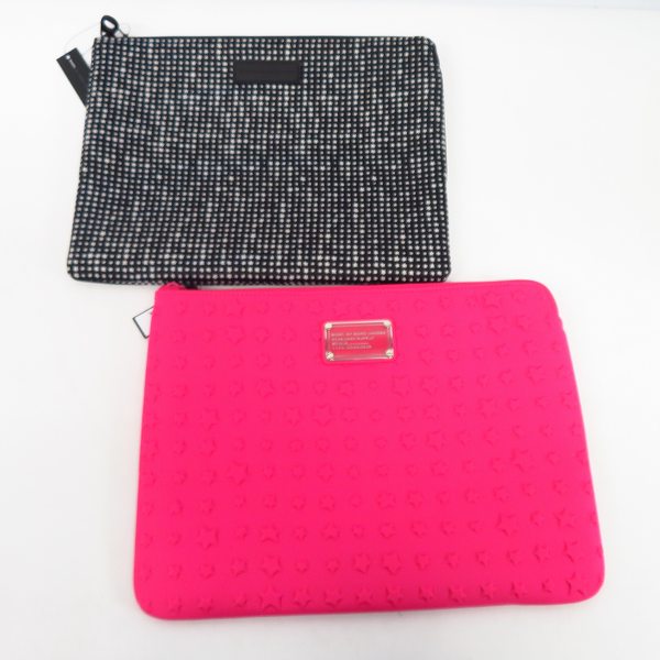 実際に弊社で買取させて頂いた【未使用】MARC BY MARC JACOBS/マークバイマークジェイコブス PCタブレットケース M6134045/M6134042 2点セット