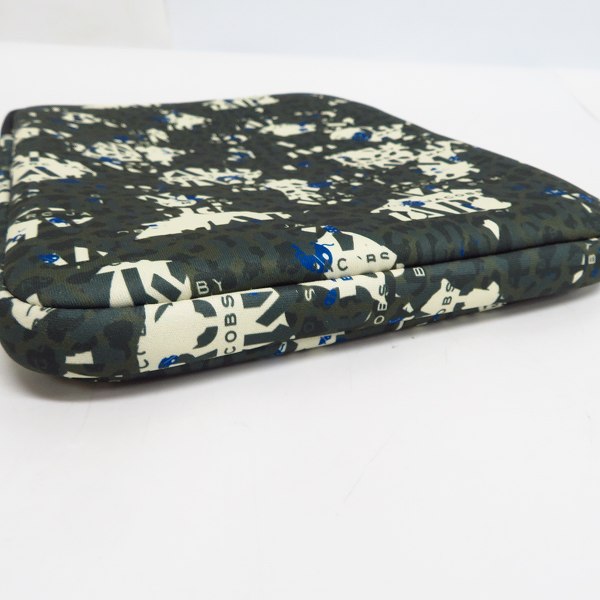 実際に弊社で買取させて頂いた【未使用】MARC BY MARC JACOBS/マークバイマークジェイコブス PC タブレットケース/クラッチバッグ M0001054Aの画像 2枚目