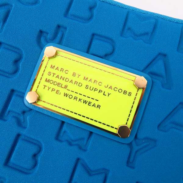 実際に弊社で買取させて頂いた【未使用】MARC BY MARC JACOBS/マークバイマークジェイコブス ロゴ タブレットケース M6131062/M0003952 2点セットの画像 2枚目