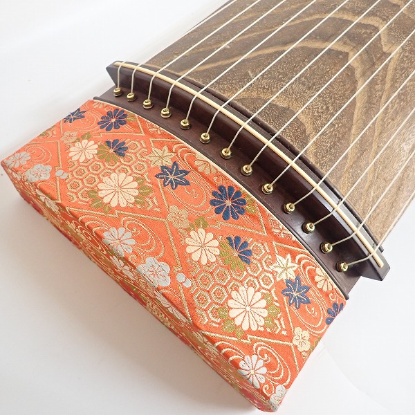 実際に弊社で買取させて頂いた★琴/箏 13弦  玉縁包み柏葉 蒔絵 くり甲 綾杉彫り 和楽器の画像 5枚目