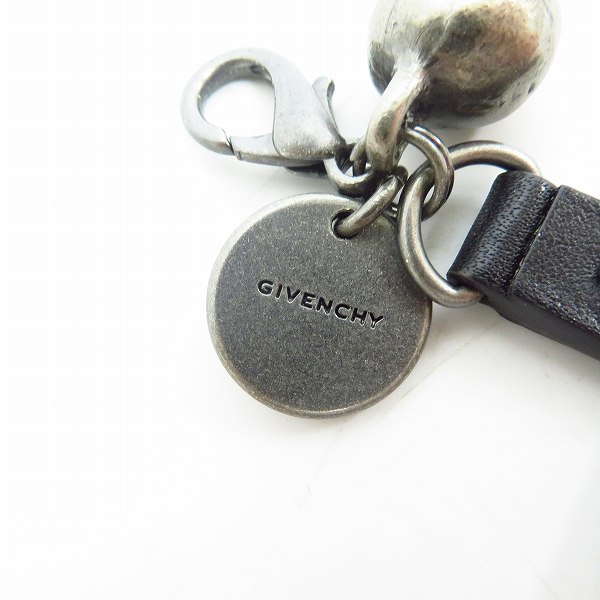 実際に弊社で買取させて頂いたGIVENCHY/ジバンシー Gロゴ レザークロス スタースタッズ スカル キーホルダー/チャームの画像 2枚目