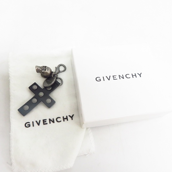 実際に弊社で買取させて頂いたGIVENCHY/ジバンシー Gロゴ レザークロス スタースタッズ スカル キーホルダー/チャームの画像 5枚目