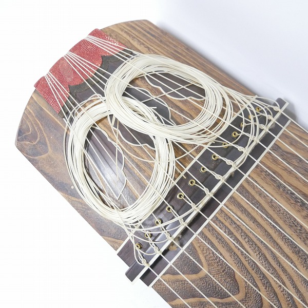 実際に弊社で買取させて頂いた★琴/箏 13弦 上角作り 蒔絵 すだれ彫り 並甲 和楽器 の画像 1枚目