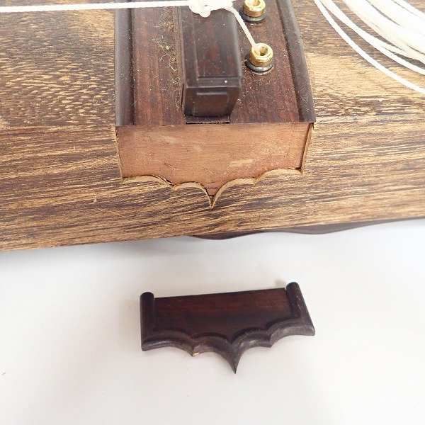 実際に弊社で買取させて頂いた★琴/箏 13弦  玉縁包み柏葉 蒔絵 くり甲 綾杉彫り 和楽器の画像 2枚目