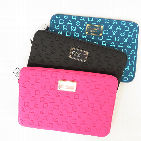 実際に弊社で買取させて頂いた【未使用】MARC BY MARC JACOBS/マークバイマークジェイコブス タブレットケース ロゴ 型押し/プリント ピンク/黒/青 3点セット
