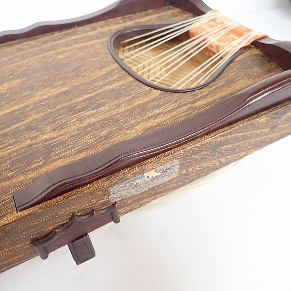 実際に弊社で買取させて頂いた★琴/箏 13弦  玉縁包み柏葉 蒔絵 くり甲 綾杉彫り 和楽器の画像 4枚目