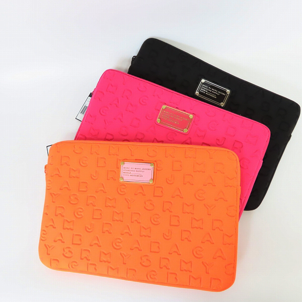 実際に弊社で買取させて頂いた【未使用】MARC BY MARC JACOBS/マークバイマークジェイコブス タブレットケース ロゴ オレンジ/ピンク/ブラック 3点セット