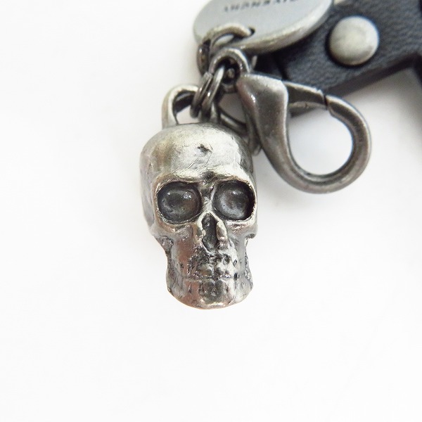 実際に弊社で買取させて頂いたGIVENCHY/ジバンシー Gロゴ レザークロス スタースタッズ スカル キーホルダー/チャームの画像 3枚目