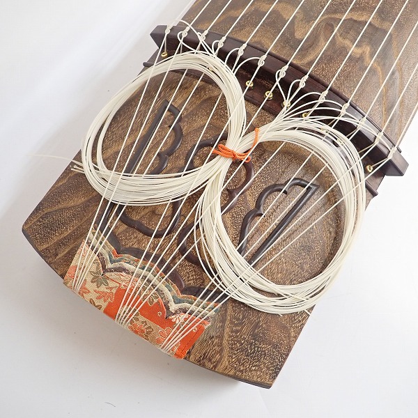 実際に弊社で買取させて頂いた★琴/箏 13弦  玉縁包み柏葉 蒔絵 くり甲 綾杉彫り 和楽器の画像 1枚目