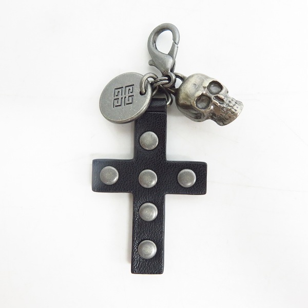 実際に弊社で買取させて頂いたGIVENCHY/ジバンシー Gロゴ レザークロス スタースタッズ スカル キーホルダー/チャーム