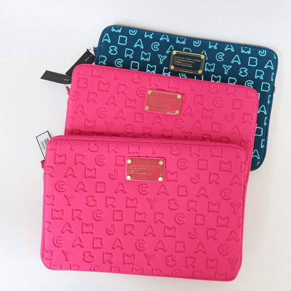 実際に弊社で買取させて頂いた【未使用】MARC BY MARC JACOBS/マークバイマークジェイコブス PC/タブレットケース 型押しロゴ ピンク/プリント 青 3点セット 
