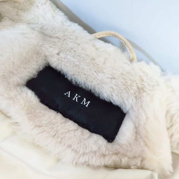 実際に弊社で買取させて頂いたAKM×EMMETI/エーケーエム×エンメティ ムートン  切替 ダウンコート/Lの画像 3枚目