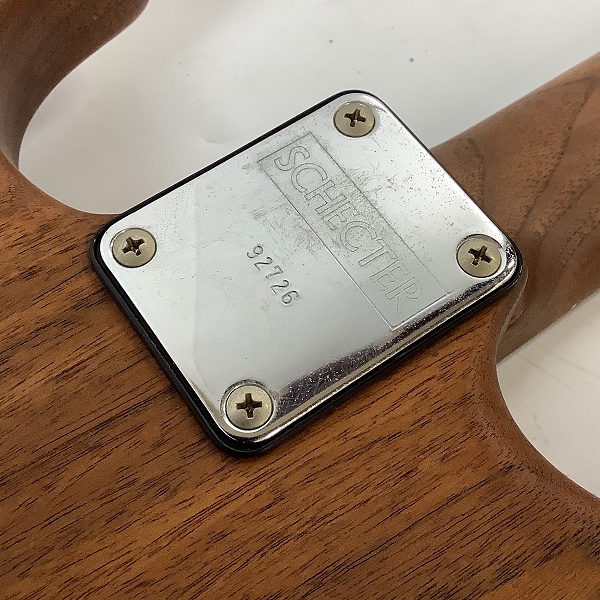 実際に弊社で買取させて頂いた★SCHECTER/シェクター オールウォルナット ストラトキャスター タイプ エレキギター 社外製ケース付きの画像 8枚目