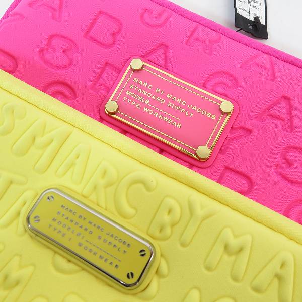 実際に弊社で買取させて頂いた【未使用】MARC BY MARC JACOBS/マークバイマークジェイコブス PC タブレットケース ピンク/イエロー 2点セットの画像 3枚目