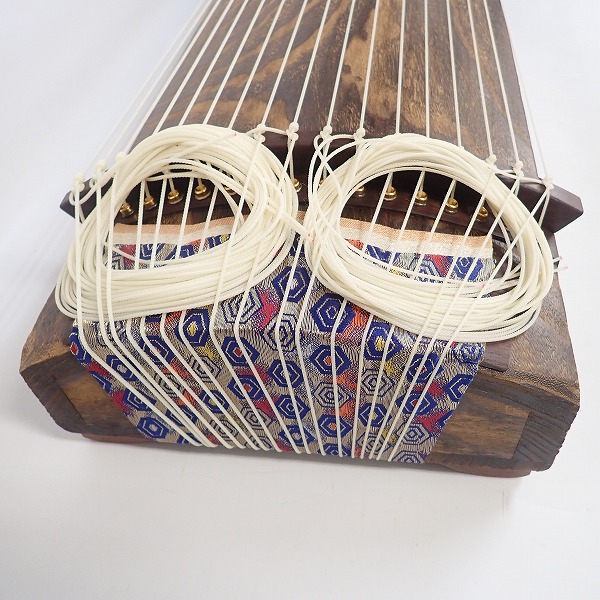 実際に弊社で買取させて頂いた★琴/箏 17弦琴 すだれ彫り 並甲 和楽器 カバー付き の画像 1枚目