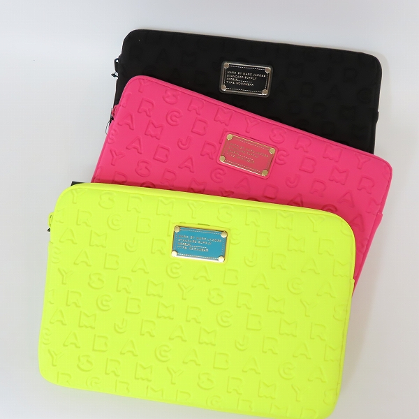 実際に弊社で買取させて頂いた【未使用】MARC BY MARC JACOBS/マークバイマークジェイコブス PC/タブレットケース ロゴ イエロー/ピンク/ブラック 3点セット