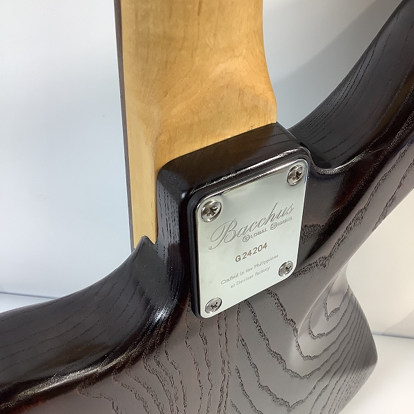 実際に弊社で買取させて頂いた★メーカー不明 詳細不明 ジャガー シェイプ エレキギター Bacchus製ソフトケース付きの画像 6枚目