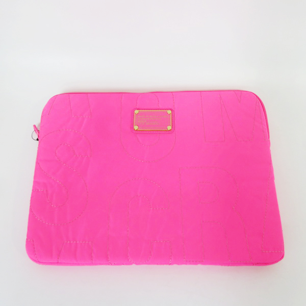 実際に弊社で買取させて頂いた【未使用】MARC BY MARC JACOBS/マークバイマークジェイコブス クラッチバッグ/タブレットケース M6131071/M0003115 2点セットの画像 1枚目
