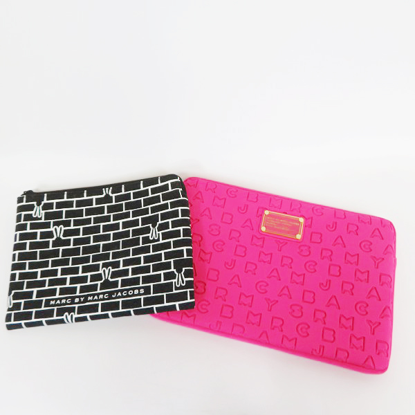 実際に弊社で買取させて頂いた【未使用】MARC BY MARC JACOBS/マークバイマークジェイコブス クラッチバッグ/タブレットケース M0001929/M6131024 2点セット