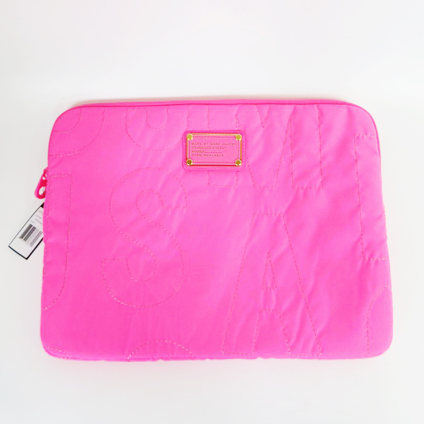 実際に弊社で買取させて頂いた【未使用】MARC BY MARC JACOBS/マークバイマークジェイコブス クラッチバッグ/タブレットケース M6131071/M0003115 2点セットの画像 1枚目