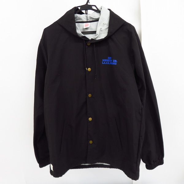 実際に弊社で買取させて頂いたINDEPENDENT/インディペンデント コーチジャケット フード付き バックデザイン ブラック XLの画像 1枚目