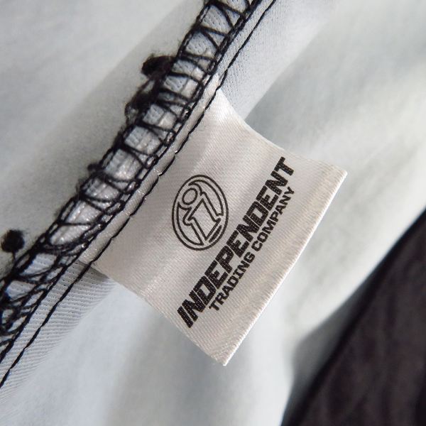 実際に弊社で買取させて頂いたINDEPENDENT/インディペンデント コーチジャケット フード付き バックデザイン ブラック XLの画像 5枚目