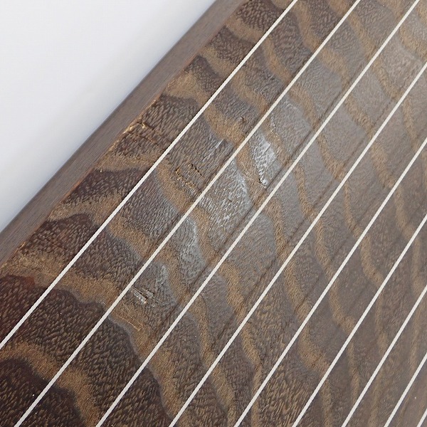 実際に弊社で買取させて頂いた★福山琴/箏 13弦  玉縁包み柏葉 蒔絵 くり甲 綾杉彫り 琴柱付き 和楽器の画像 2枚目