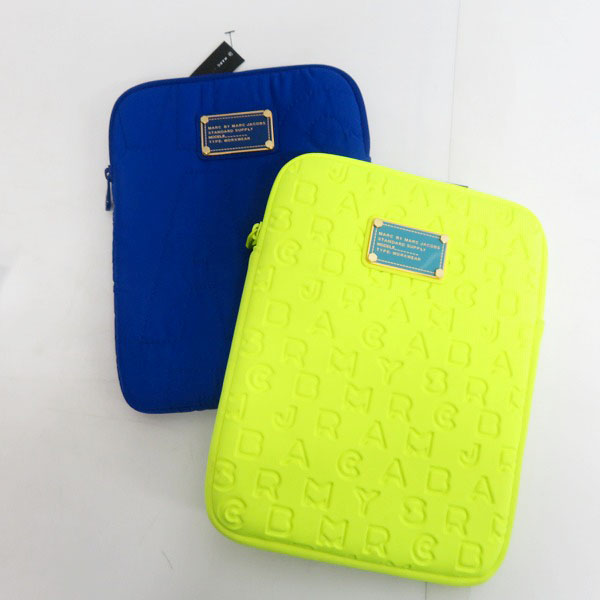 実際に弊社で買取させて頂いた【未使用】MARC BY MARC JACOBS/マークバイマークジェイコブス ミニクラッチ/ポーチ M0001261A/M6131064 2点セット