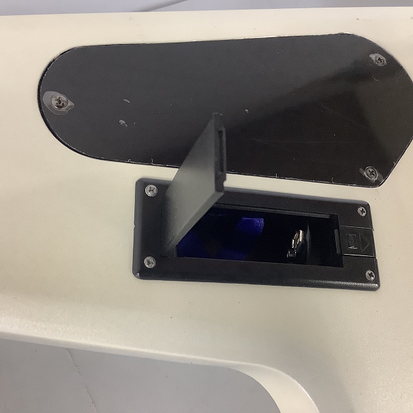 実際に弊社で買取させて頂いた★DEAN/ディーン RAZORBACK 7 255 Metallic White/Classic Black 7弦 アクティブ エレキギター ハードケース付きの画像 6枚目