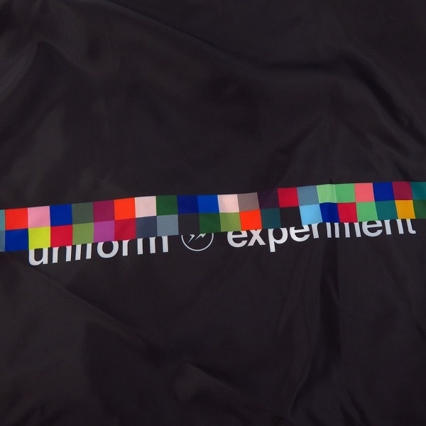 実際に弊社で買取させて頂いたuniform experiment/ユニフォームエクスペリメント COLOR CHART HOODED BLOUSON ナイロンパーカー UE-190046/1の画像 4枚目