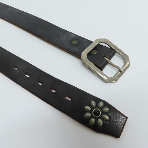 実際に弊社で買取させて頂いたHTC/エイチティーシー フラワースタッズ レザーベルト size：32の画像 3枚目