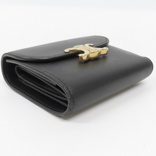 実際に弊社で買取させて頂いたCELINE/セリーヌ Triomphe/トリオンフ スモールフラップ ウォレット 10D783BZG.38NOの画像 2枚目