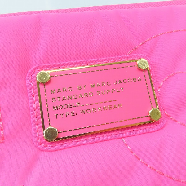 実際に弊社で買取させて頂いた【未使用】Marc by Marc Jacobs/マークバイマークジェイコブス 総柄マルチ/ノックアウトピンク タブレットケース 2点セットの画像 3枚目