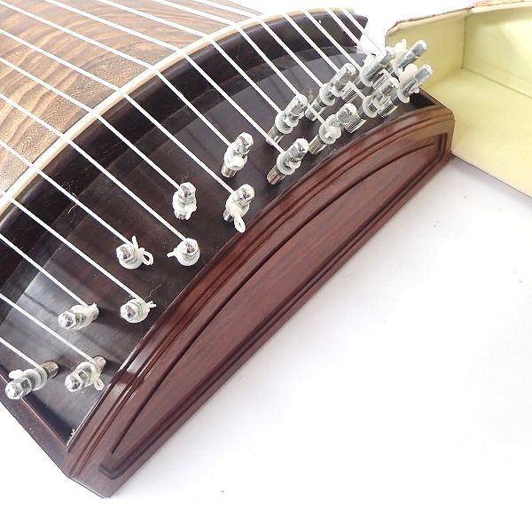 実際に弊社で買取させて頂いた★【難有り】琴/箏 17弦琴 すだれ彫り 玉縁包み柏葉 並甲 和楽器の画像 6枚目