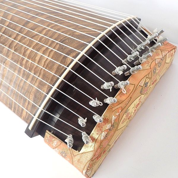 実際に弊社で買取させて頂いた★【難有り】琴/箏 17弦琴 すだれ彫り 玉縁包み柏葉 並甲 和楽器の画像 5枚目