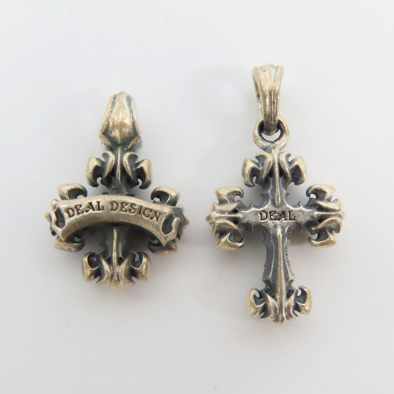 実際に弊社で買取させて頂いたDEAL DESIGN/ディールデザイン  タイニーリリークロス  ペンダントトップ 2点セット