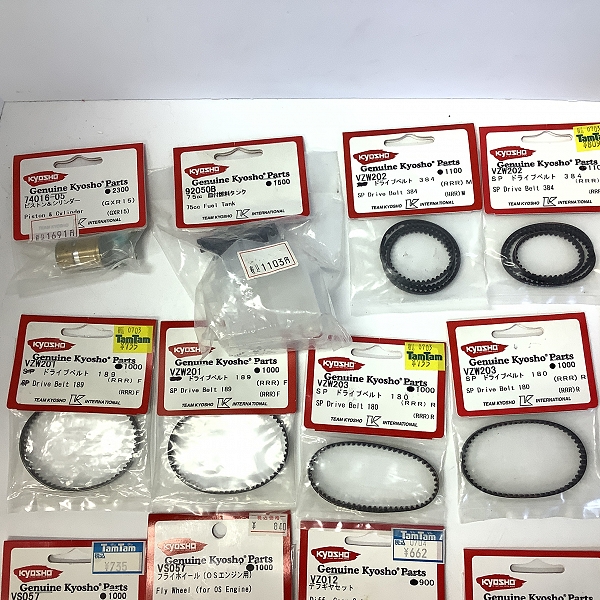 実際に弊社で買取させて頂いた【おまとめ品】京商/KYOSHO ピストン＆シリンダー/75cc 皿付燃料タンク/SP ドライブベルト 他 ラジコンパーツ 25点の画像 1枚目