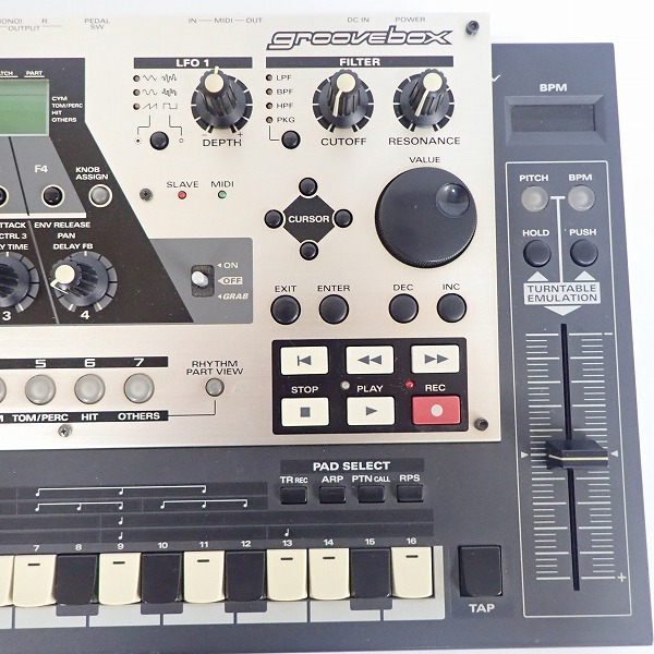 実際に弊社で買取させて頂いた【ジャンク】Roland/ローランド GrooveBox MC-307 リズムマシンの画像 3枚目