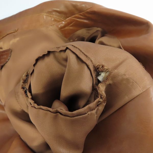 実際に弊社で買取させて頂いた【難有り】PRADA/プラダ レザー 2Bテーラードジャケット 48の画像 5枚目