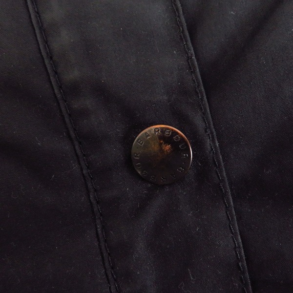 実際に弊社で買取させて頂いたBarbour/バブアー コーデュロイ襟 ジャケット/コート ブラック ピンズ付き 1702266/36の画像 6枚目