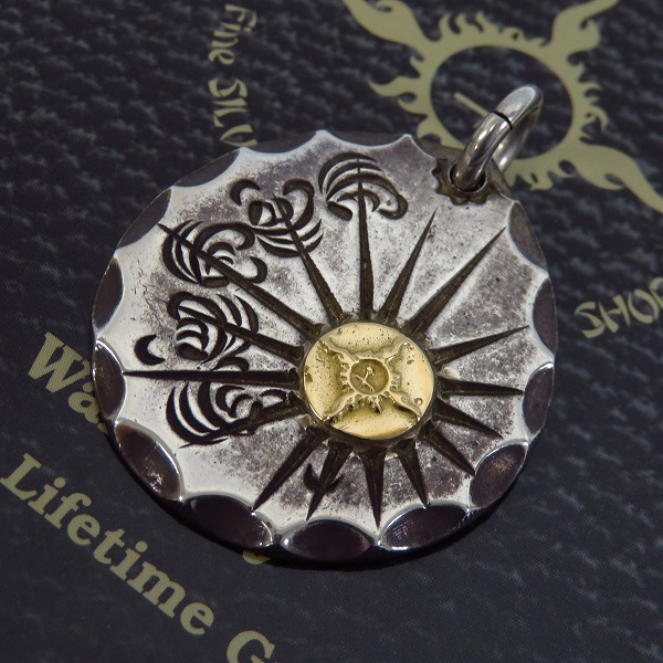 実際に弊社で買取させて頂いた【ギャラ付き】FIRST ARROWS/ファーストアローズ K18付 サン&アラベスク彫りメタル ペンダントトップ P-351