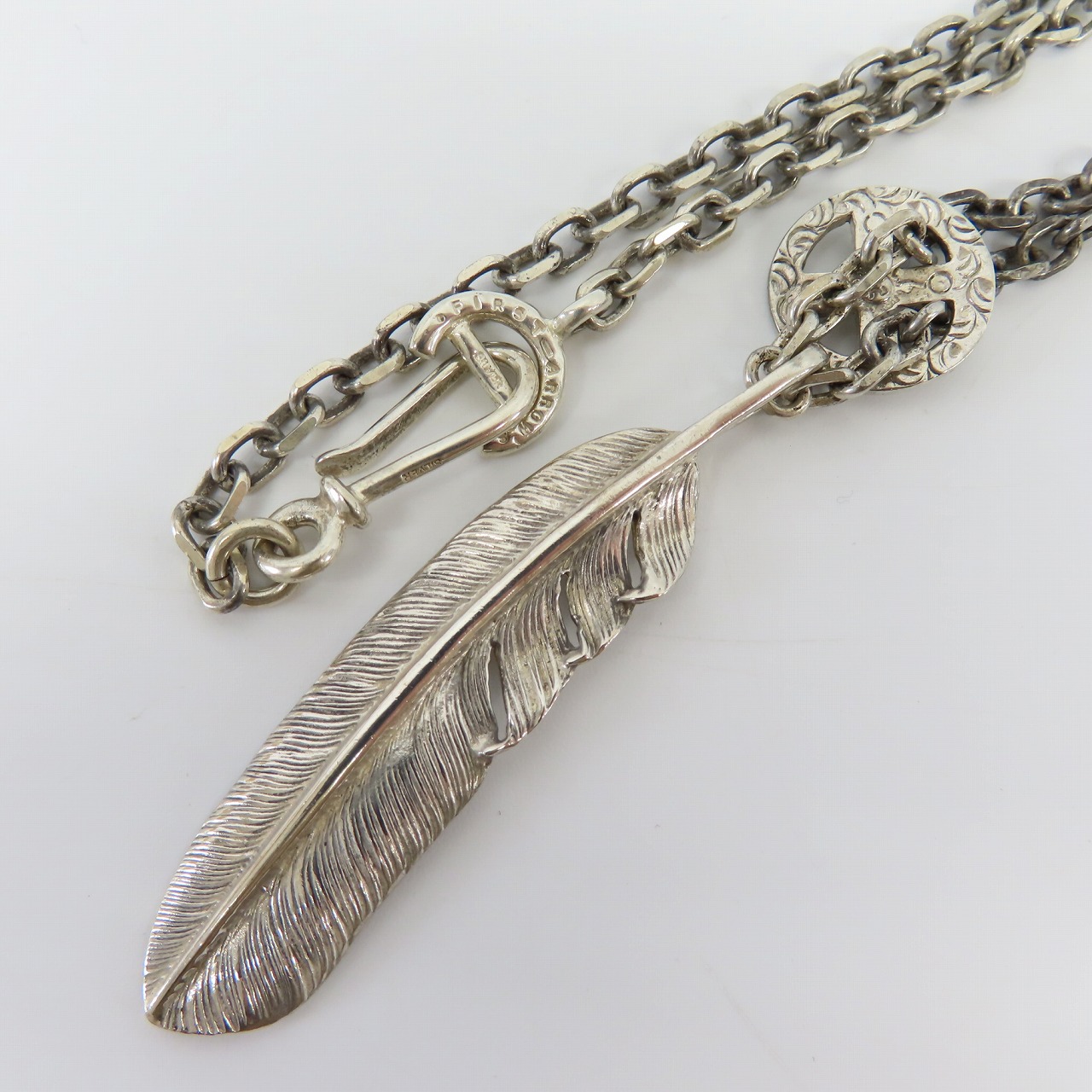 実際に弊社で買取させて頂いたFIRST ARROWS/ファーストアローズ SVフェザー 右向き アラベスク メディスンホイール フックチェーン ネックレス　