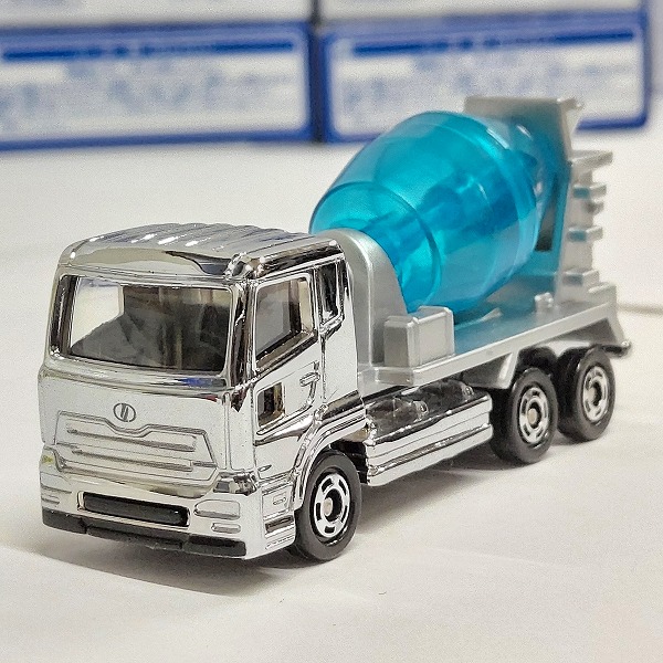 実際に弊社で買取させて頂いた【おまとめ36点】TOMICA/トミカ トミカ博 日産 ディーゼル クオン ミキサー車 銀メッキバージョン/非売品の画像 1枚目