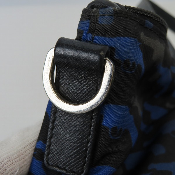 実際に弊社で買取させて頂いた【難有り】PRADA/プラダ TESSUTO STAMPAT ピストル総柄 三角ロゴプレートトートバッグ B4696Pの画像 9枚目