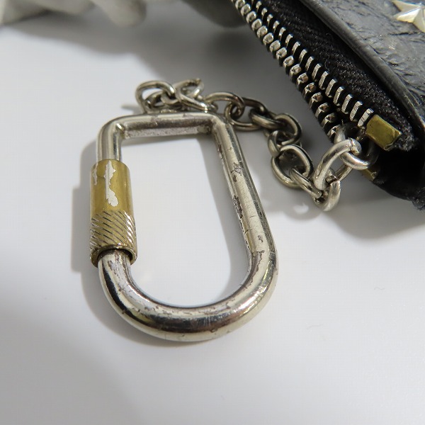 実際に弊社で買取させて頂いたJIMMY CHOO/ジミーチュウ スタースタッズ エナメル カラビナ付きコインケース の画像 5枚目