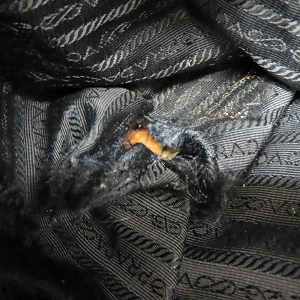 実際に弊社で買取させて頂いた【難有り】PRADA/プラダ TESSUTO STAMPAT ピストル総柄 三角ロゴプレートトートバッグ B4696Pの画像 6枚目