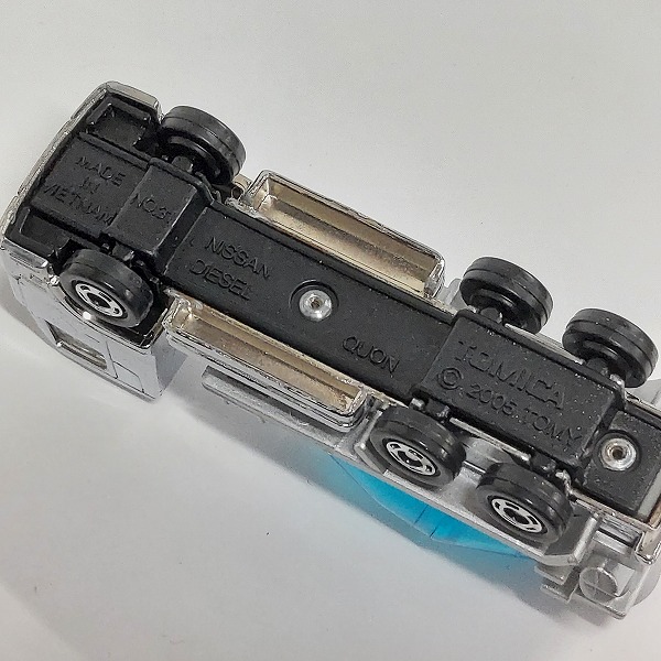 実際に弊社で買取させて頂いた【おまとめ36点】TOMICA/トミカ トミカ博 日産 ディーゼル クオン ミキサー車 銀メッキバージョン/非売品の画像 4枚目