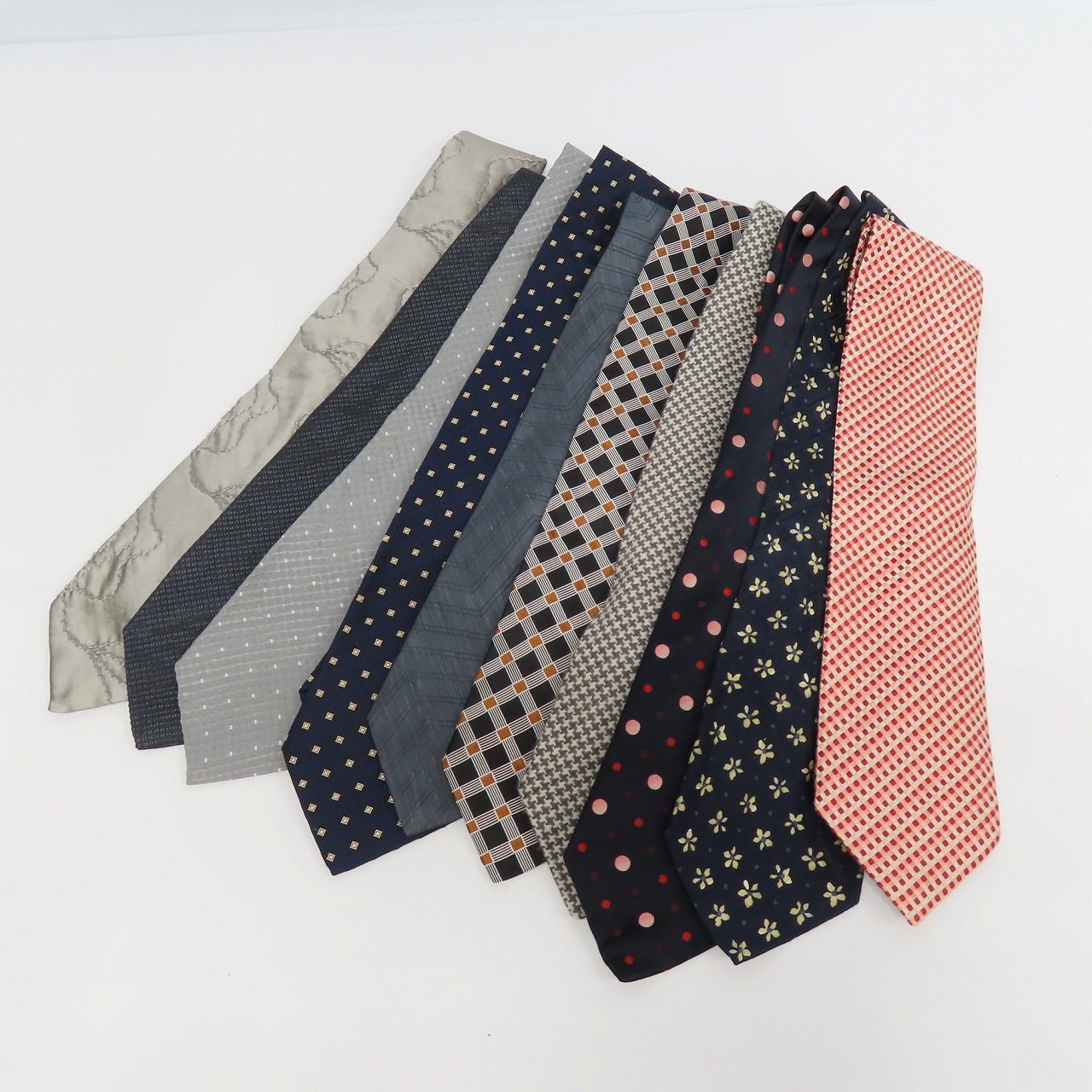 実際に弊社で買取させて頂いた【おまとめ10点】HUGO BOSS/ヒューゴボス  チェック/花柄 等 ネクタイ